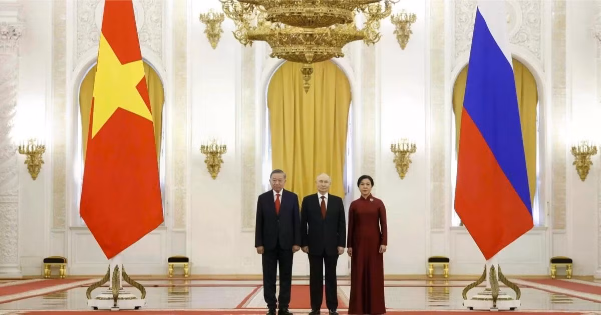 Tổng thống Liên bang Nga Vladimir Putin đón Tổng Bí thư, Chủ tịch nước Tô Lâm và Phu nhân. (Ảnh: Thống Nhất/TTXVN)