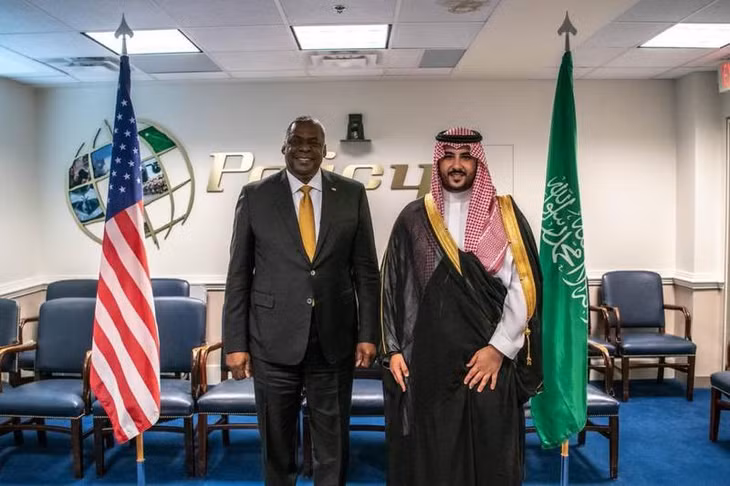 Thái tử Khalid bin Salman, Thứ trưởng Quốc phòng Saudi Arabia tại cuộc gặp với Bộ trưởng Quốc phòng Mỹ Lloyd Austin hôm 7/7/2021. Ảnh: The National