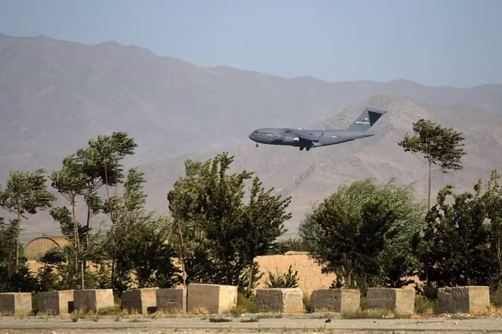 Máy bay quân sự Mỹ hạ cánh xuống sân căn cứ Bagram ở Afghanistan. Ảnh: AFP