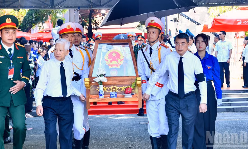 Nguyên Chủ tịch nước Nguyễn Minh Triết và Thủ tướng Chính phủ Lê Minh Hưng cùng thực hiện nghi thức đưa hài cốt các Anh hùng liệt sĩ từ Công viên Lê Thị Riêng về Nghĩa trang Liệt sĩ Thành phố Hồ Chí Minh. (Ảnh: THANH GIANG)