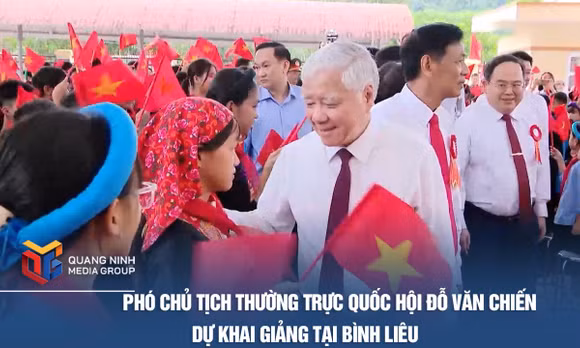 Phó Chủ tịch Thường trực Quốc hội Đỗ Văn Chiến dự khai giảng tại Bình Liêu