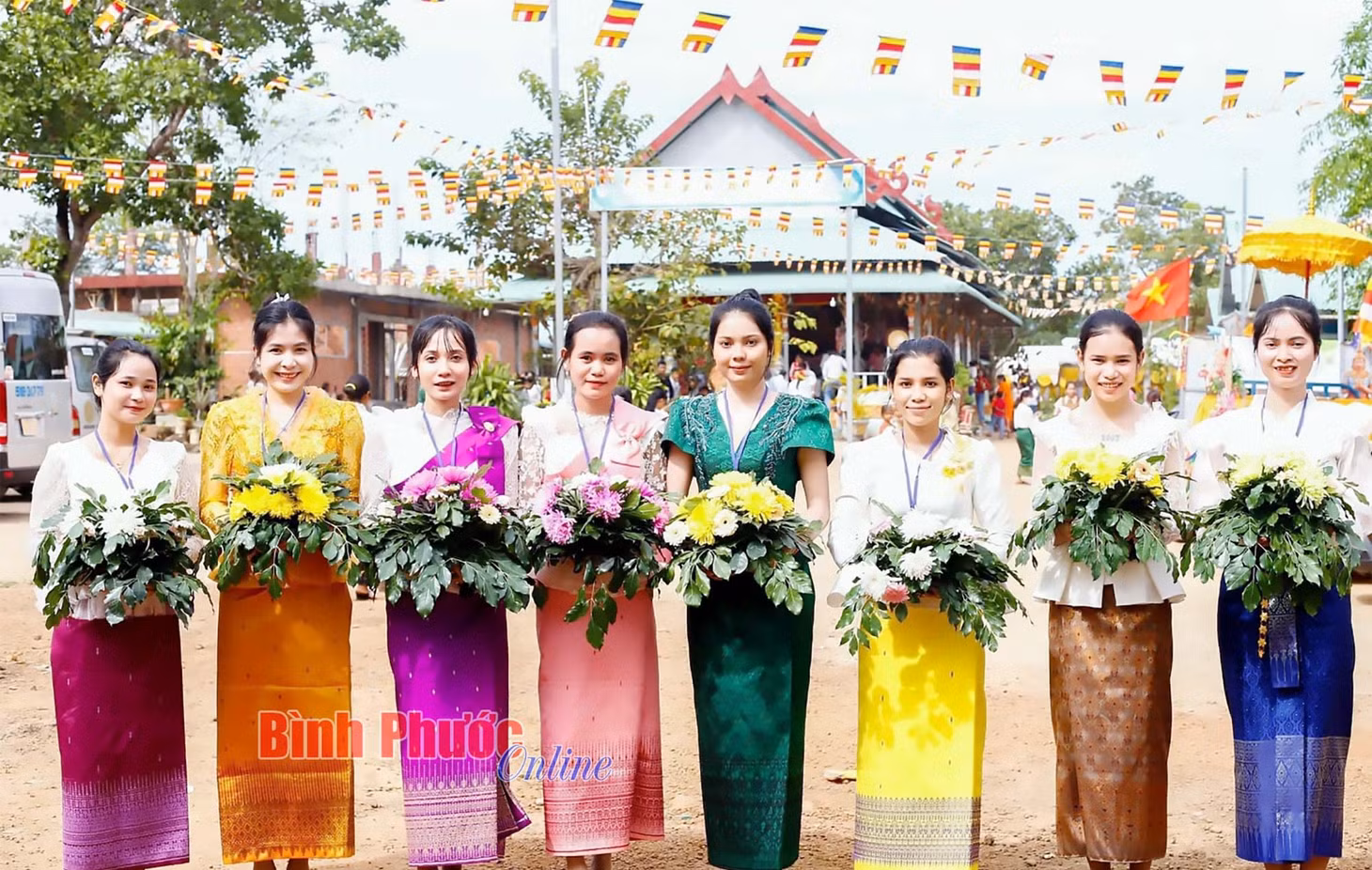 Các bạn trẻ trong trang phục dân tộc Khmer