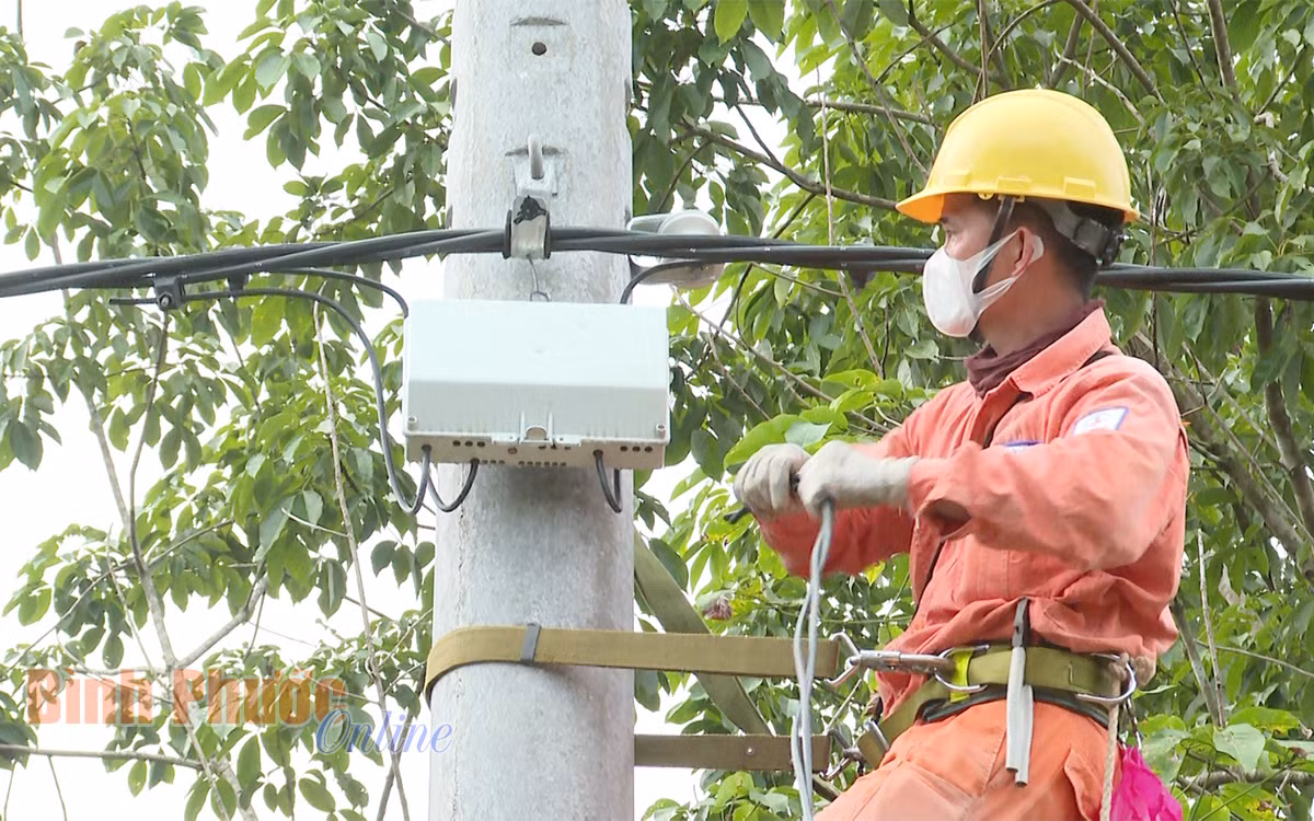Kéo điện lưới về sóc vùng sâu của xã Lộc Khánh, huyện Lộc Ninh là một trong những phần việc thực hiện tiêu chí của chương trình xây dựng nông thôn mới, góp phần cải thiện đời sống nhân dân