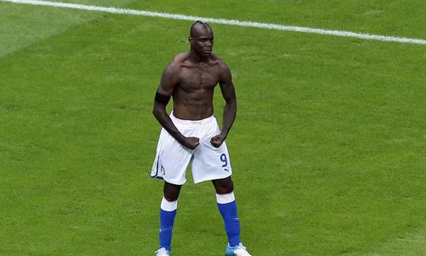 Balotelli tỏa sáng rực rỡ: Chiếc giày vàng EURO 2012 đang chờ anh