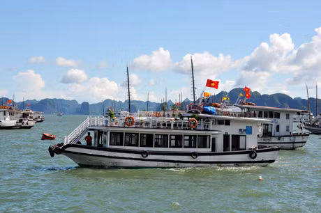 Tàu du lịch trên Vịnh Hạ Long trở lại hoạt động bình thường