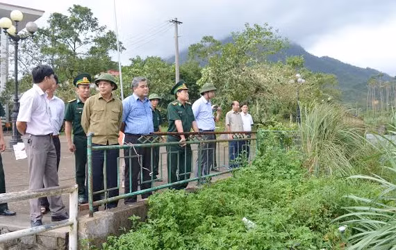 Phó Chủ tịch UBND tỉnh Đặng Huy Hậu chỉ đạo công tác phòng chống lũ quét sau bão số 3