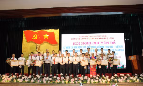 Than Dương Huy tuyên dương tập thể, cá nhân điển hình trong học theo Bác Hồ
