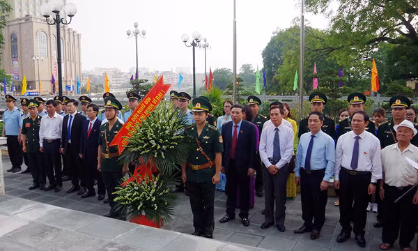 Bí thư Tỉnh ủy Nguyễn Xuân Ký dâng hoa kỷ niệm 130 năm Ngày sinh nhật Bác