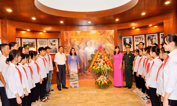 Dâng hương kỷ niệm Ngày sinh Chủ tịch Hồ Chí Minh