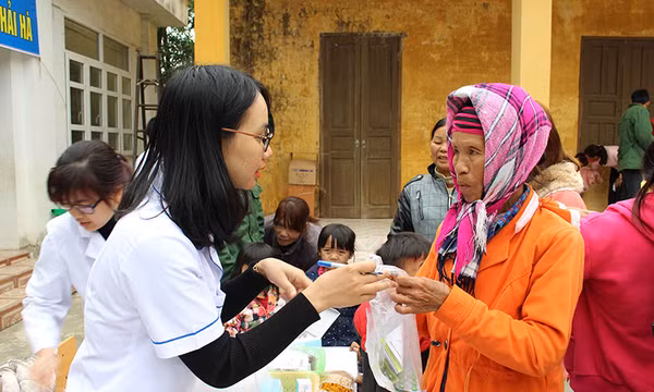 Giúp đỡ người nghèo ở Hải Hà: Dấu ấn màu áo thanh niên