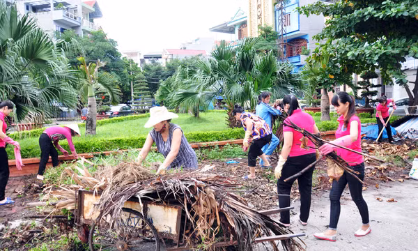 Giáo viên Mầm non Hạ Long dọn rác vì Hạ Long xanh