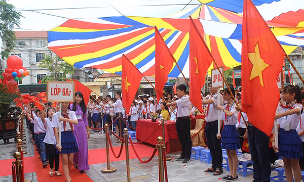 Các đồng chí lãnh đạo tỉnh dự lễ khai giảng năm học 2017-2018