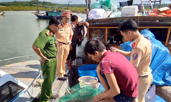 Đầm Hà xử lý 2 phương tiện đánh bắt thủy sản trái phép