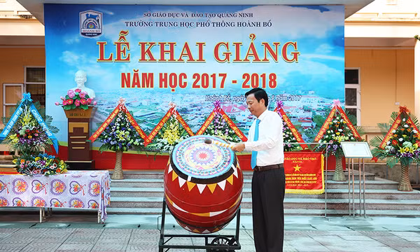 Bí thư Tỉnh ủy Nguyễn Văn Đọc dự lễ khai giảng năm học mới tại Hoành Bồ