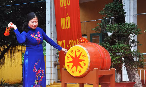 Phó Bí thư Thường trực Tỉnh ủy Đỗ Thị Hoàng dự khai giảng với học sinh Quảng Sơn (Hải Hà)