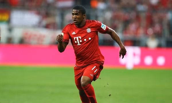 Douglas Costa lập siêu phẩm, Hùm xám lấy lại ngôi đầu