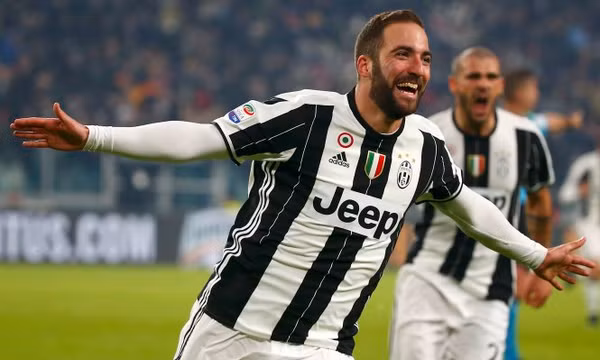 Higuain lập công, Juventus quật ngã Roma