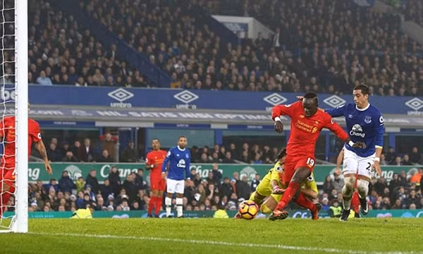 Thắng kịch tính Everton, Liverpool trở lại ngôi nhì bảng