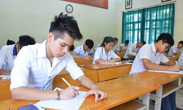 Sáng nay, trên 14.900 thí sinh của Quảng Ninh dự môn thi đầu tiên kỳ thi THPT Quốc gia năm 2015