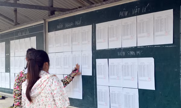 Móng Cái: Thí sinh đến các điểm thi từ sáng sớm