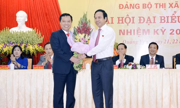 Đồng chí Nguyễn Văn Vinh được bầu giữ chức vụ Bí thư Thị ủy Quảng Yên nhiệm kỳ 2015-2020