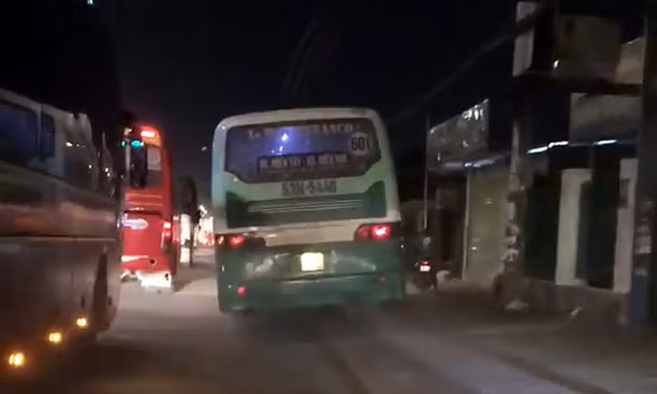 Xe buýt leo vỉa hè quốc lộ, 'phóng như tên lửa'