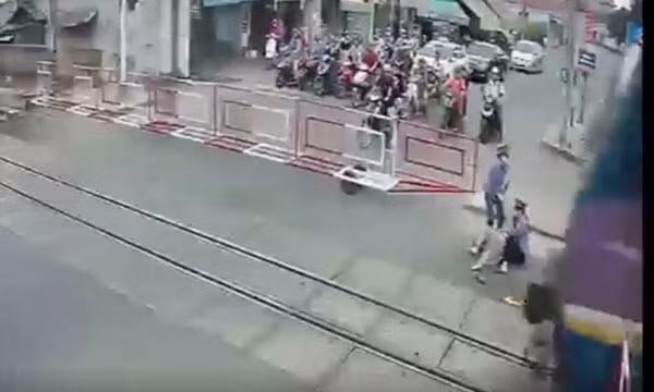 Chủ tịch Đường sắt gọi hai nữ gác chắn cứu cụ bà là 'người hùng'