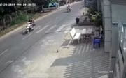 Bỏ chạy khi thấy CSGT, xe máy lao vào nhà dân khiến 2 người thương vong