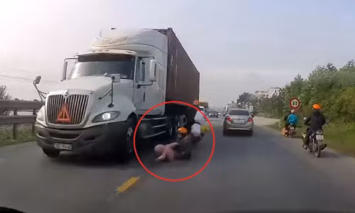 Người mẹ cứu con thoát chết thần kỳ dưới bánh xe container