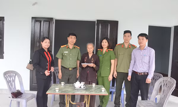 Thăm tặng quà người có công với cách mạng