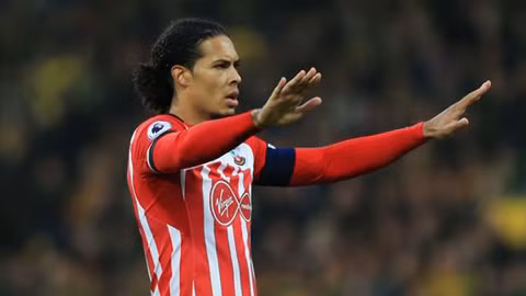 Arsenal nhắm Van Dijk cho kế hoạch 3 hậu vệ lâu dài của Wenger
