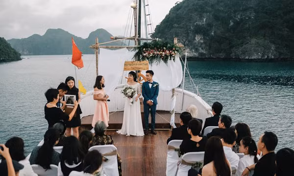 Lễ đính hôn lãng mạn trên du thuyền ở vịnh Hạ Long khiến nhiều người ghen tỵ