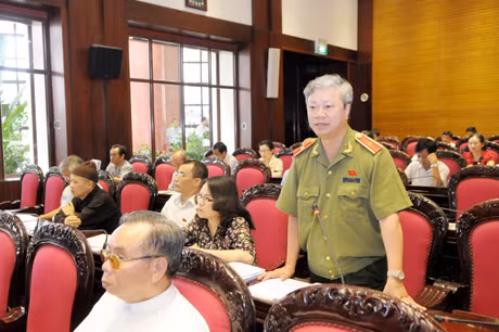 Đoàn ĐBQH tỉnh tham gia thảo luận tại Hội trường về dự án Luật hộ tịch và dự án Luật Căn cước công dân