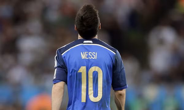 Messi "đắng lòng" nhìn cúp vàng tuột khỏi tầm tay