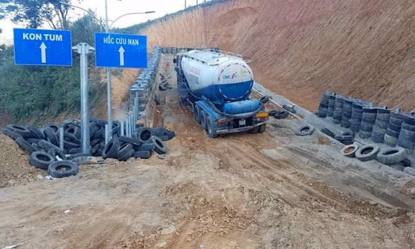 Thoát chết nhờ hốc cứu nạn trên đèo Lò Xo