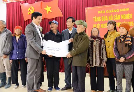 Báo Quảng Ninh tặng quà Tết các hộ cận nghèo tại Hoành Bồ