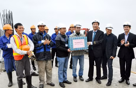 Chủ tịch UBND tỉnh Nguyễn Văn Đọc thăm, động viên cán bộ, công nhân thực hiện dự án Công viên Đại dương