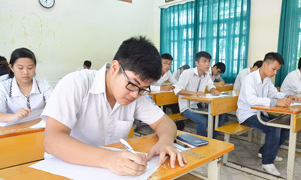 Thí sinh "đội" nắng đi thi Ngoại ngữ