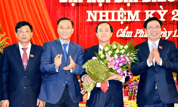 Đồng chí Trần Văn Hùng được bầu giữ chức vụ Bí thư Thành ủy Cẩm Phả nhiệm kỳ 2015-2020