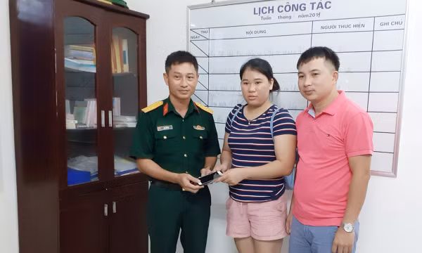 Du khách nhận lại đồ bỏ quên trên bãi biển ở Cô Tô