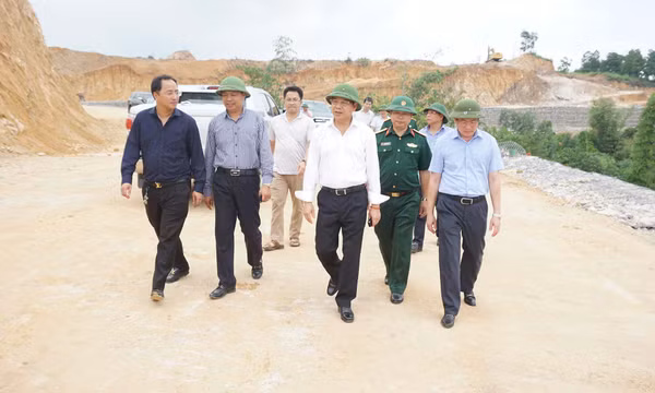 Phó Chủ tịch Thường trực UBND tỉnh kiểm tra công tác phòng, chống bão số 2 tại TP Hạ Long và Cẩm Phả