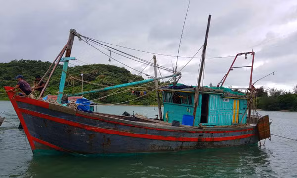 Cứu 1 tàu cá bị mắc cạn