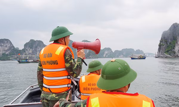 Bộ đội Biên phòng tỉnh bắn 36 quả pháo hiệu báo bão số 2