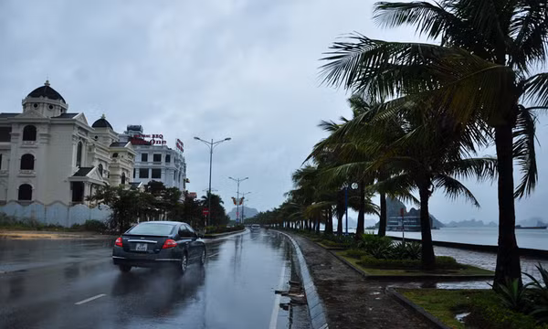 Bão số 7 đang tiến vào Quảng Ninh, Hạ Long đã có mưa, gió giật cấp 7-8