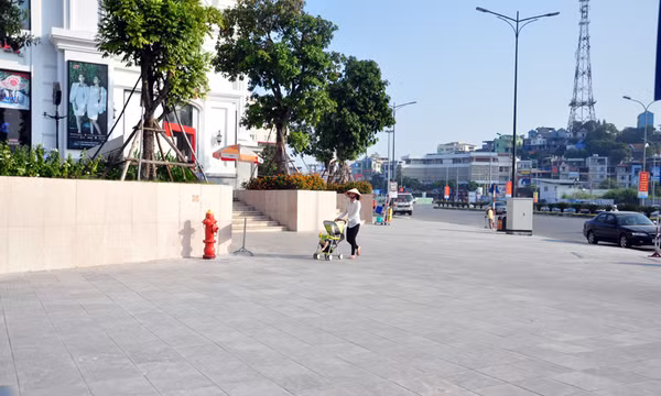 Từ cái bước chân hụt, ngẫm chuyện vỉa hè Hạ Long