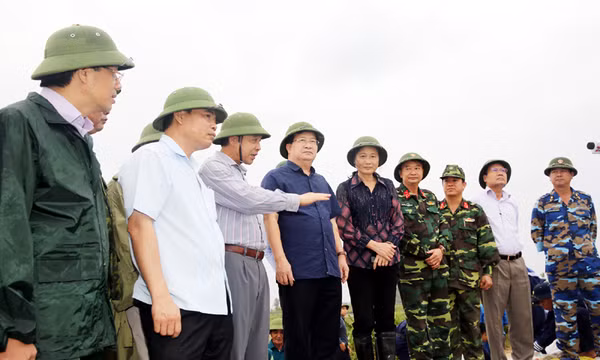 Phó Thủ tướng Trịnh Đình Dũng chỉ đạo chống bão tại Quảng Ninh