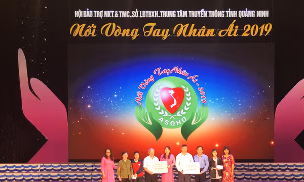 Trên 7,1 tỷ đồng ủng hộ người khuyết tật và trẻ mồ côi