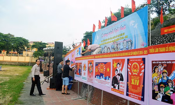 Đi cùng đội tuyên truyền bầu cử