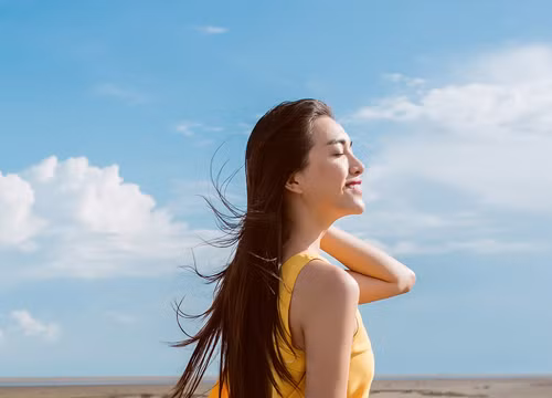 Diện váy đơn sắc thanh thoát như Lệ Hằng
