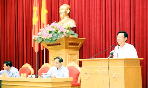 "Nâng cao chất lượng phục vụ nhân dân là nhiệm vụ quan trọng của tỉnh Quảng Ninh trong năm 2016"